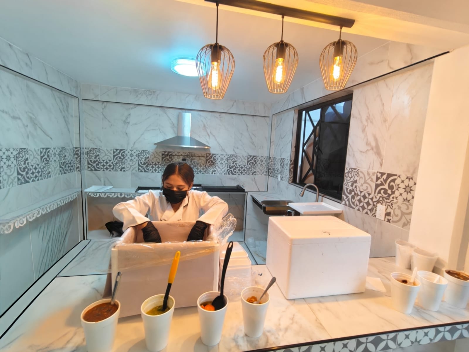 Equipo despachando tacos en evento